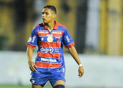 Henrique, lateral-esquerdo ex-Fortaleza e atual Parnahyba