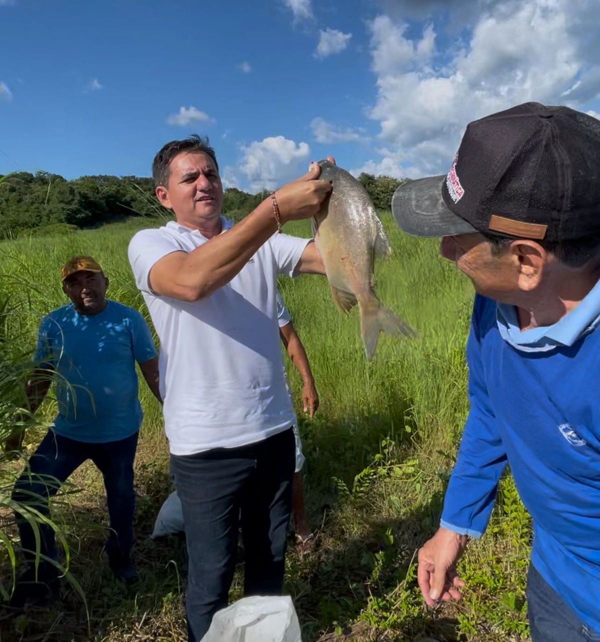 Hilton Gomes distribui mais de 5 mil quilos de peixe e 2,5 mil quilos de macaxeira