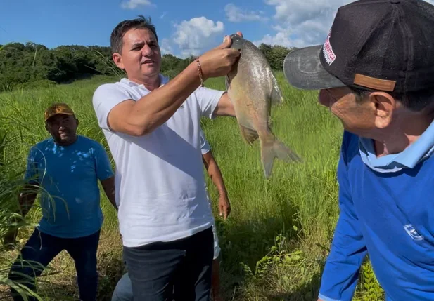 Hilton Gomes distribui mais de 5 mil quilos de peixe e 2,5 mil quilos de macaxeira