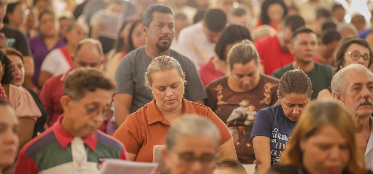 Igreja lotada para o rito da Sexta-feira Santa