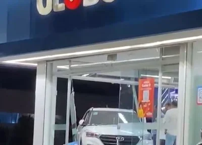 Imagens que circulam nas redes sociais mostram um veículo modelo Hyundai na lateral do estabelecimento