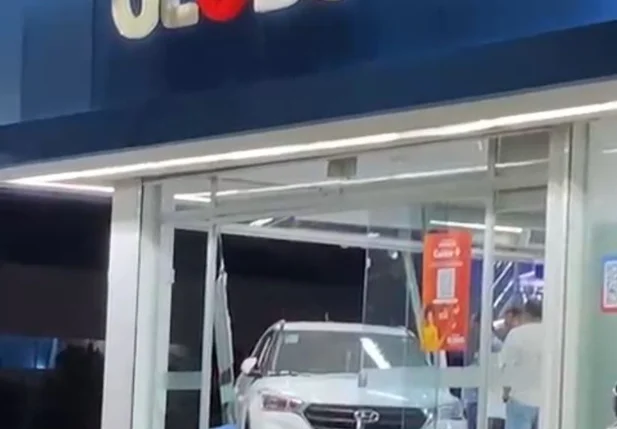 Imagens que circulam nas redes sociais mostram um veículo modelo Hyundai na lateral do estabelecimento