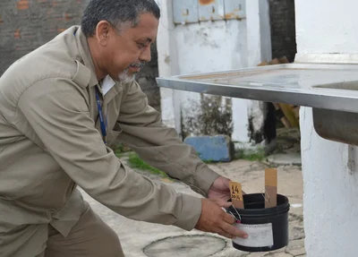 Instalação de armadilhas para o mosquito Aedes aegypti
