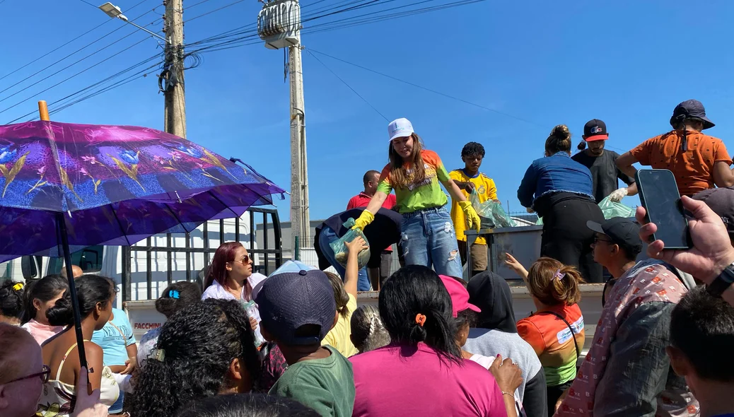 Ivanária Sampaio realiza entrega de alimentos em Esperantina