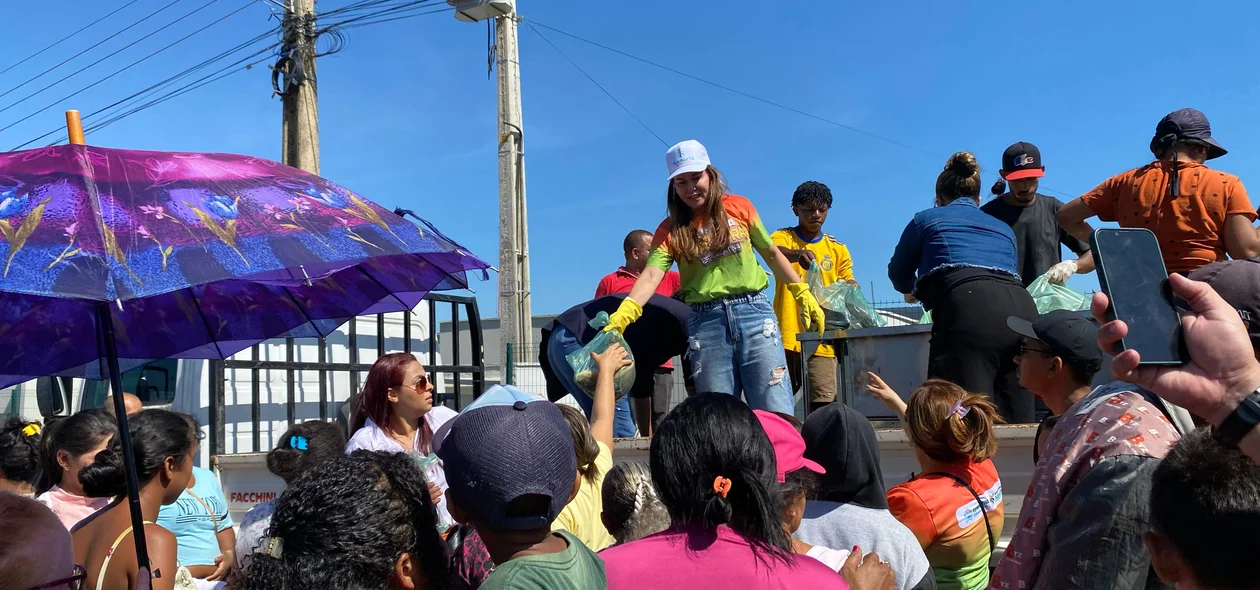 Ivanária Sampaio realiza entrega de alimentos em Esperantina