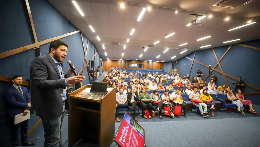 Jadyel Alencar durante seu pronunciamento