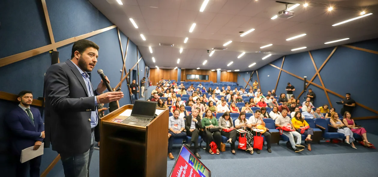 Jadyel Alencar durante seu pronunciamento