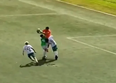 Jogador de 21 anos morre após choque com goleiro em partida de futebol no Peru