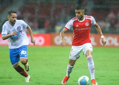 Jogadores de Bahia e Internacional durante jogo em 2024