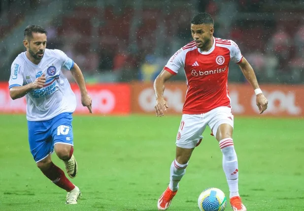Jogadores de Bahia e Internacional durante jogo em 2024