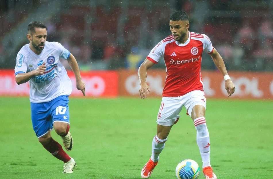Jogadores de Bahia e Internacional durante jogo em 2024