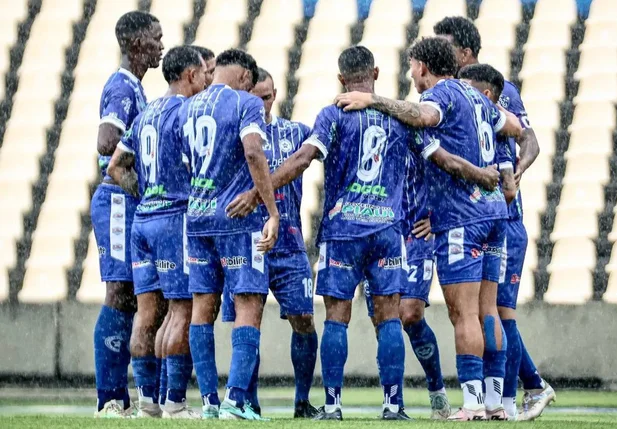 Jogadores do Parnahyba em duelo contra o Sampaio Corrêa pela Série D