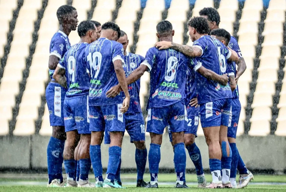 Jogadores do Parnahyba em duelo contra o Sampaio Corrêa pela Série D