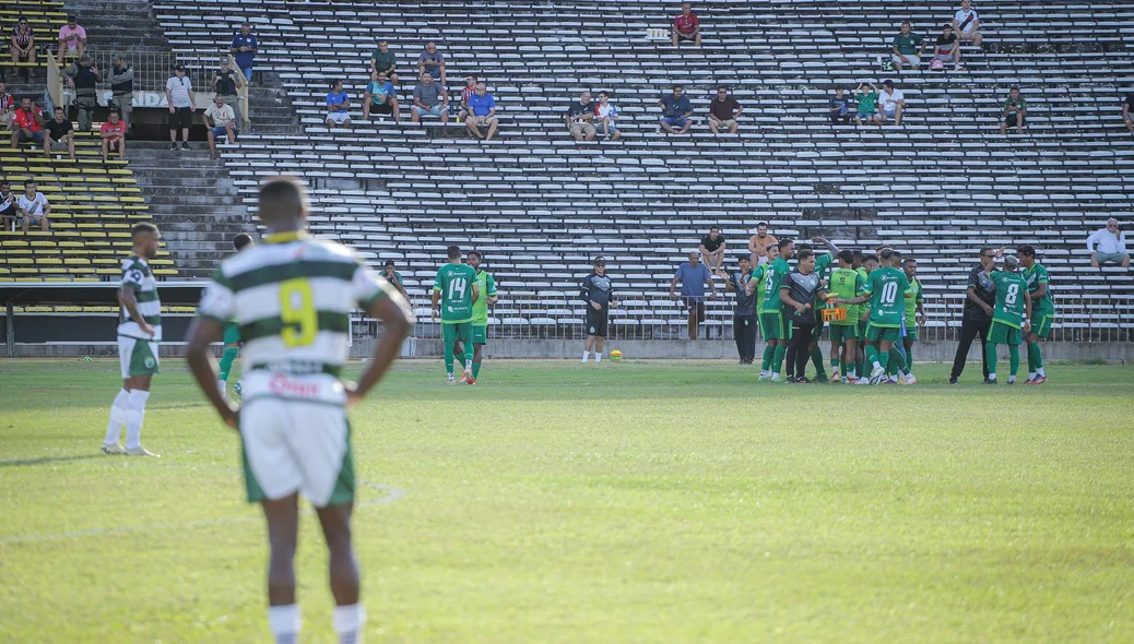 Jogadores reclamam de decisão do árbitro durante o jogo