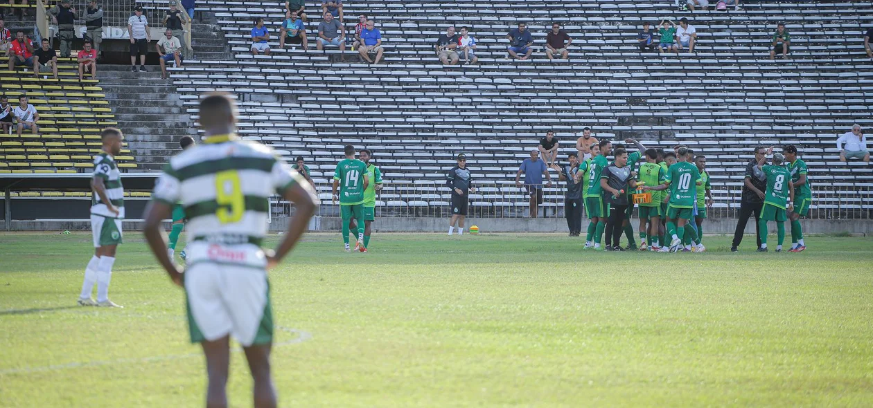 Jogadores reclamam de decisão do árbitro durante o jogo
