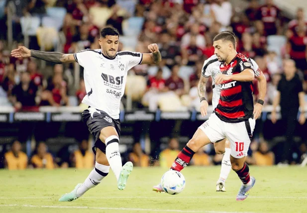 Lance do jogo entre Flamengo e Central Córdoba