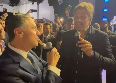 Luís Roberto Barroso cantando ao lado do sertanejo Léo Chaves