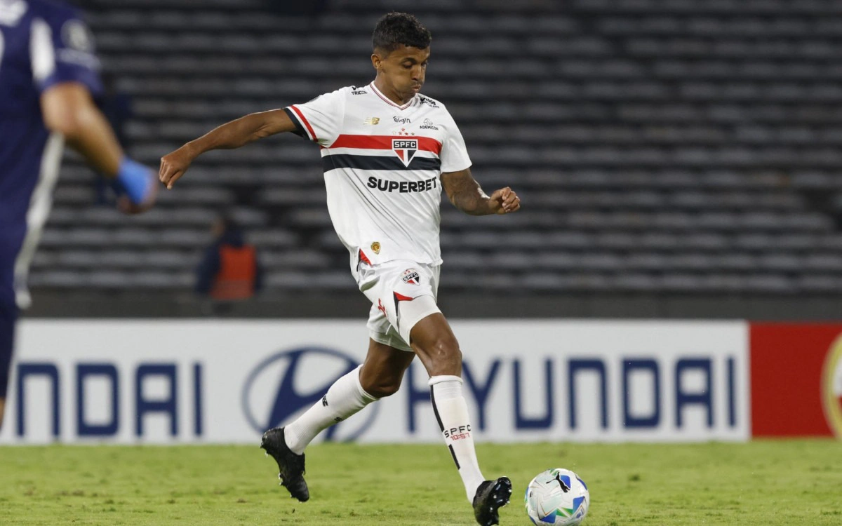 Luiz Gustavo em ação pelo São Paulo na Libertadores
