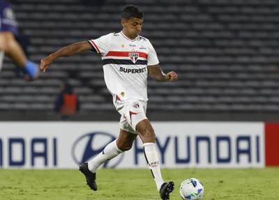 Luiz Gustavo em ação pelo São Paulo na Libertadores