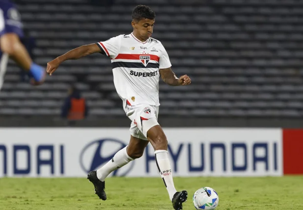 Luiz Gustavo em ação pelo São Paulo na Libertadores