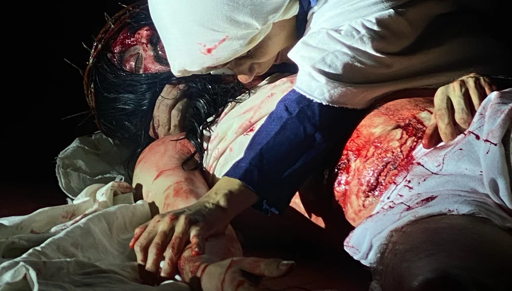 Maria abraça Jesus morto na Paixão de Cristo 2025
