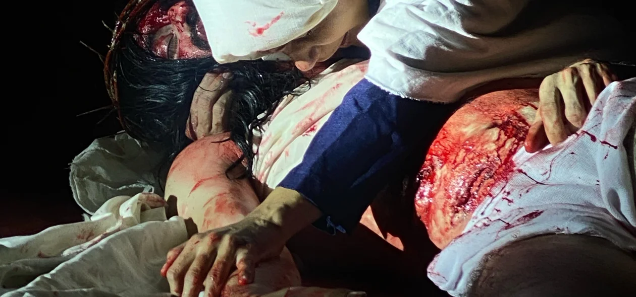 Maria abraça Jesus morto na Paixão de Cristo 2025