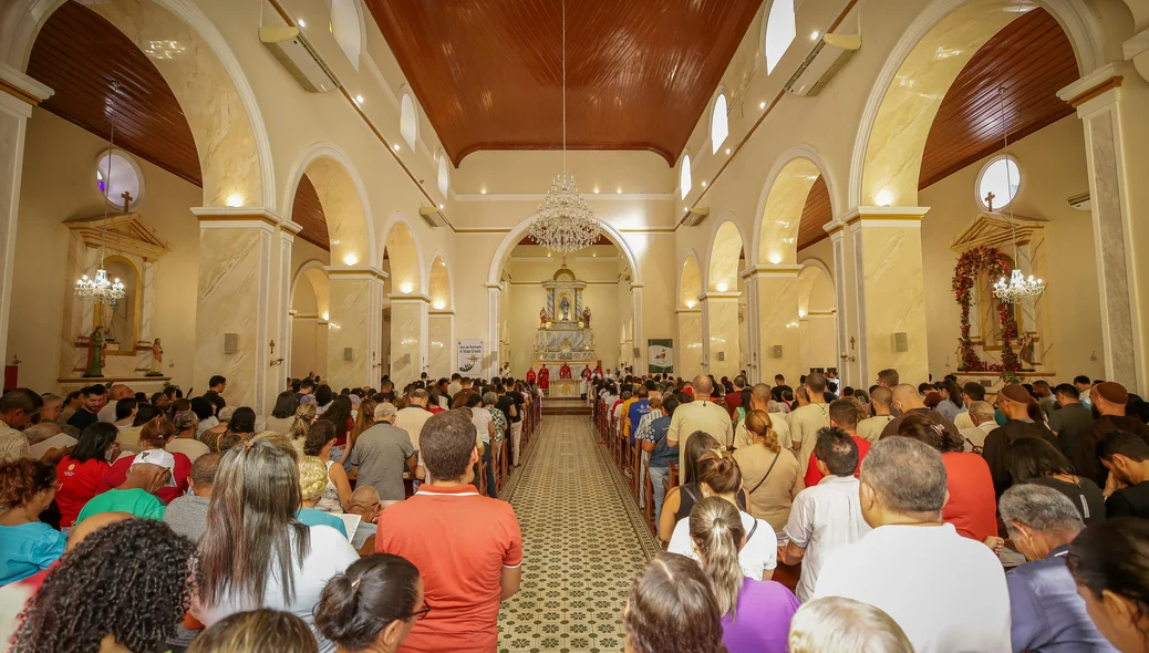 Missa reúne devotos na Catedral de Nossa Senhora das Dores