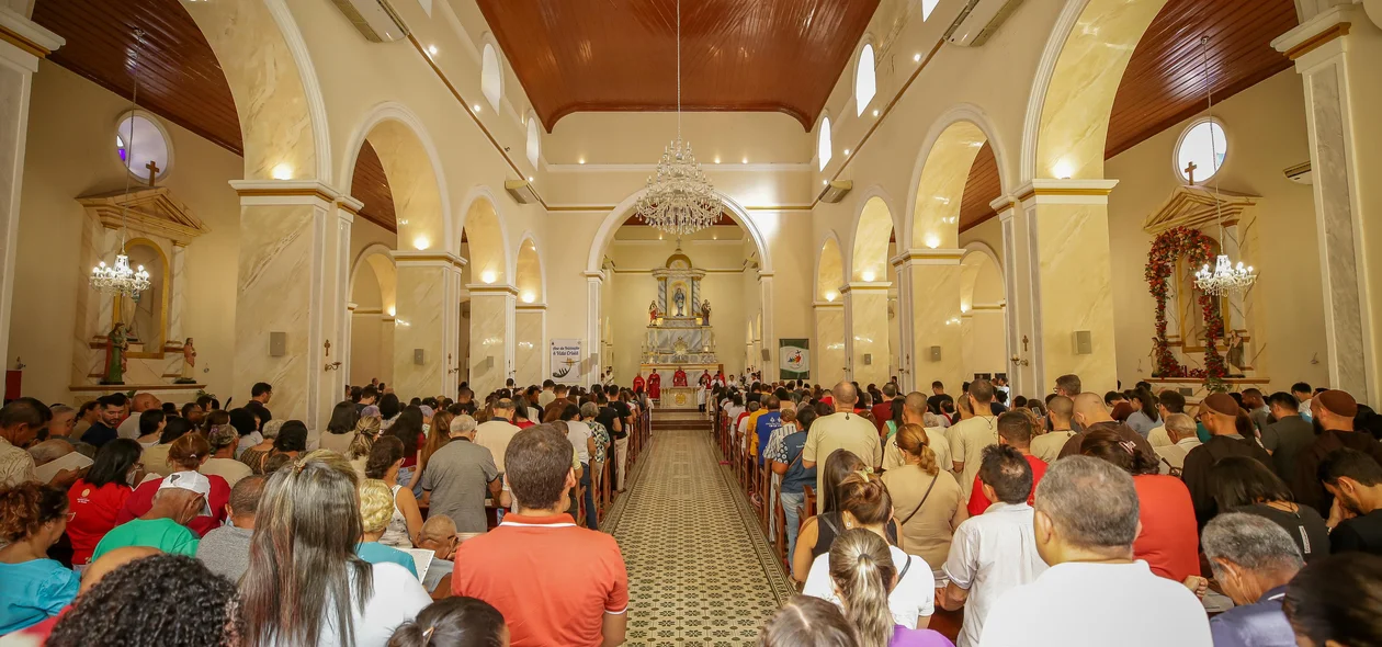 Missa reúne devotos na Catedral de Nossa Senhora das Dores