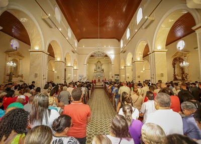 Missa reúne devotos na Catedral de Nossa Senhora das Dores