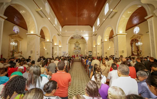Missa reúne devotos na Catedral de Nossa Senhora das Dores