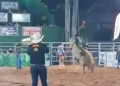Momento em que o competidor cai do animal logo após entrar na arena
