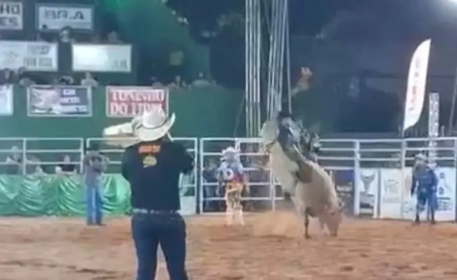 Momento em que o competidor cai do animal logo após entrar na arena