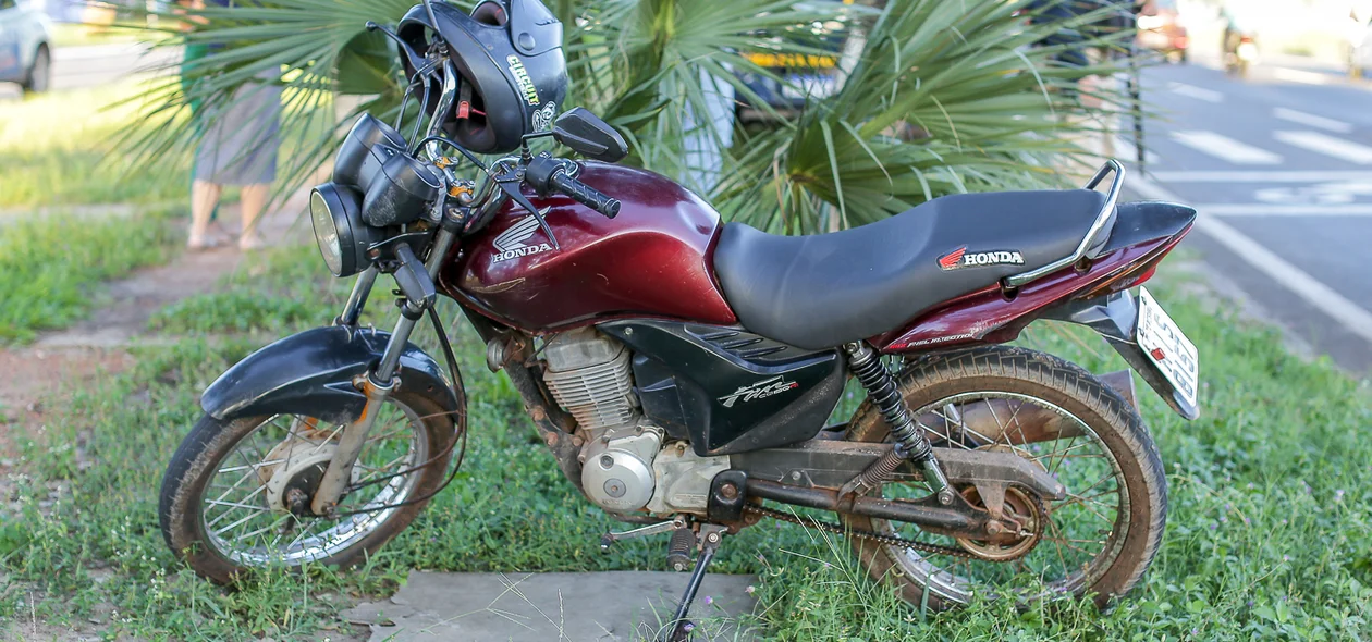 Motocicleta colidiu na traseira de caminhonete