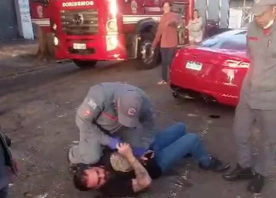 Motorista do carro foi contido por bombeiros