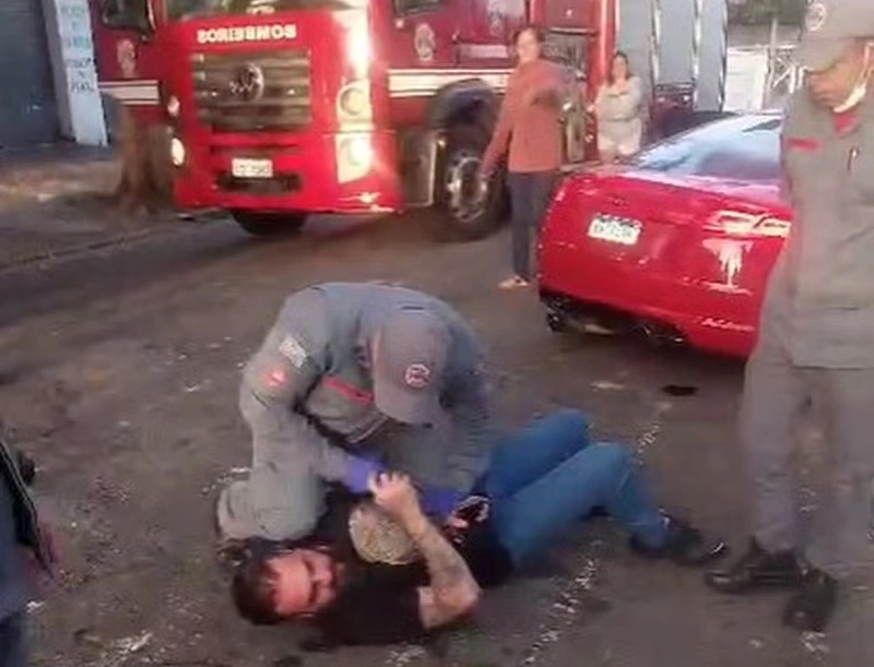 Motorista do carro foi contido por bombeiros
