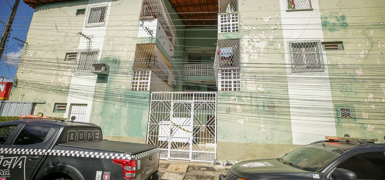 Mulher é assassinada a facada pelo ex-marido em casa