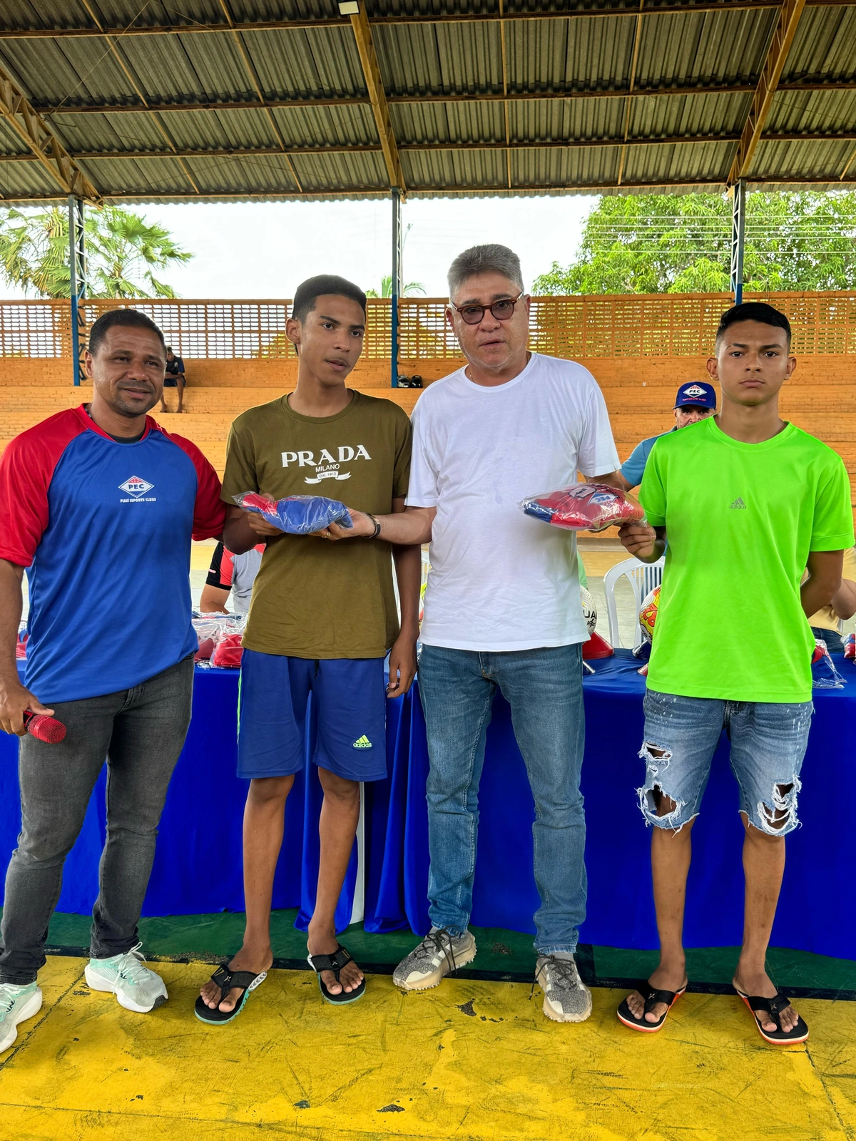Na ocasião, foram entregues materiais esportivos