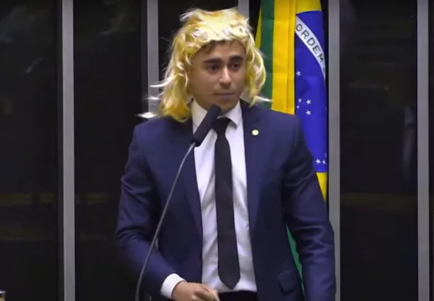 Nikolas Ferreira usou peruca durante discurso no Plenário da Câmara