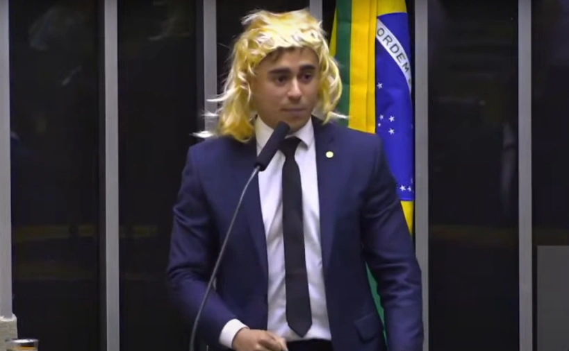 Nikolas Ferreira usou peruca durante discurso no Plenário da Câmara