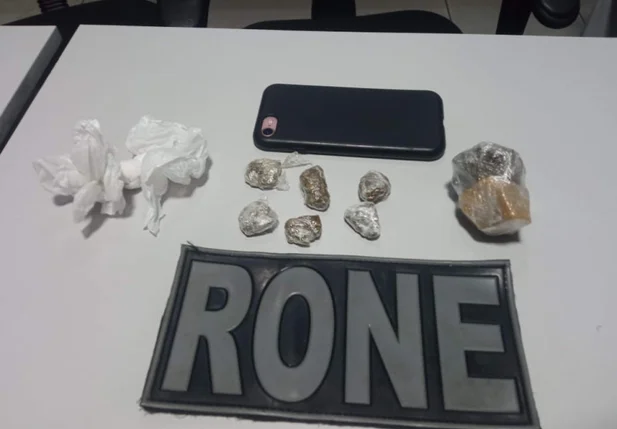 No total, foram apreendidas seis porções fracionadas de maconha