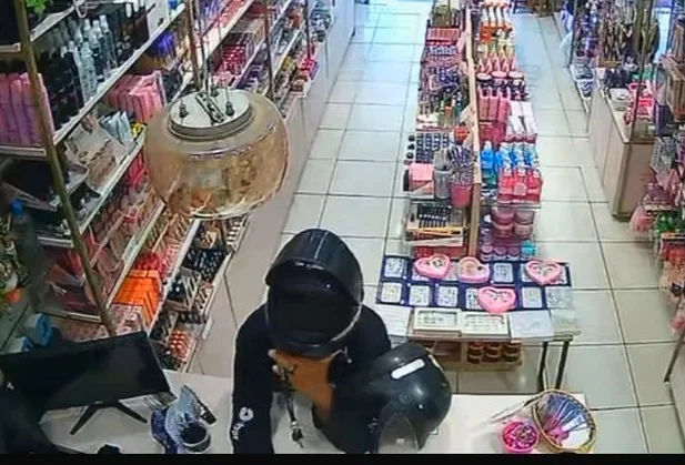 O homem se passou por motorista de aplicativo e entrou no estabelecimento fingindo ser um cliente