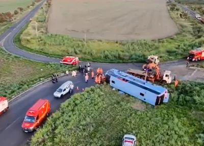 Ônibus tomba com 50 passageiros e deixa 10 mortos
