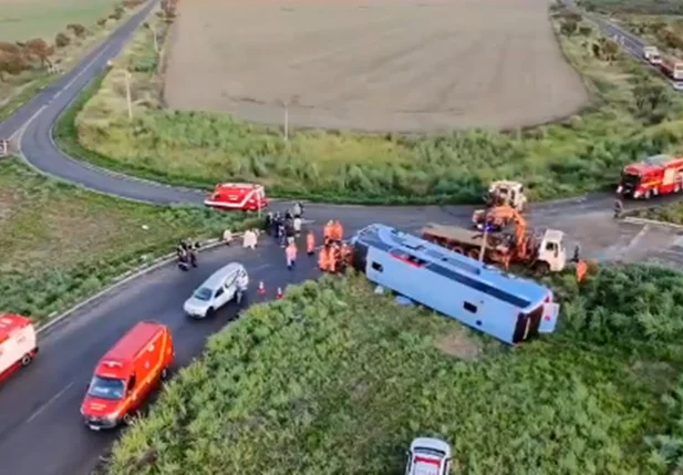 Ônibus tomba com 50 passageiros e deixa 10 mortos