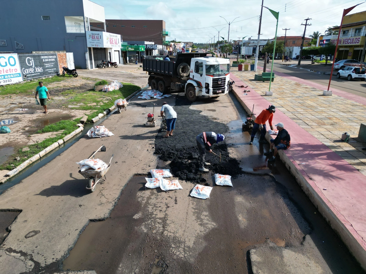 Operação emergencial de recuperação asfáltica em Esperantina