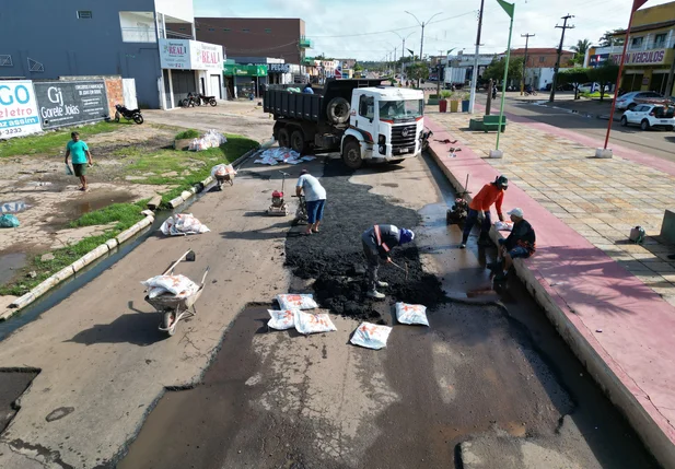 Operação emergencial de recuperação asfáltica em Esperantina