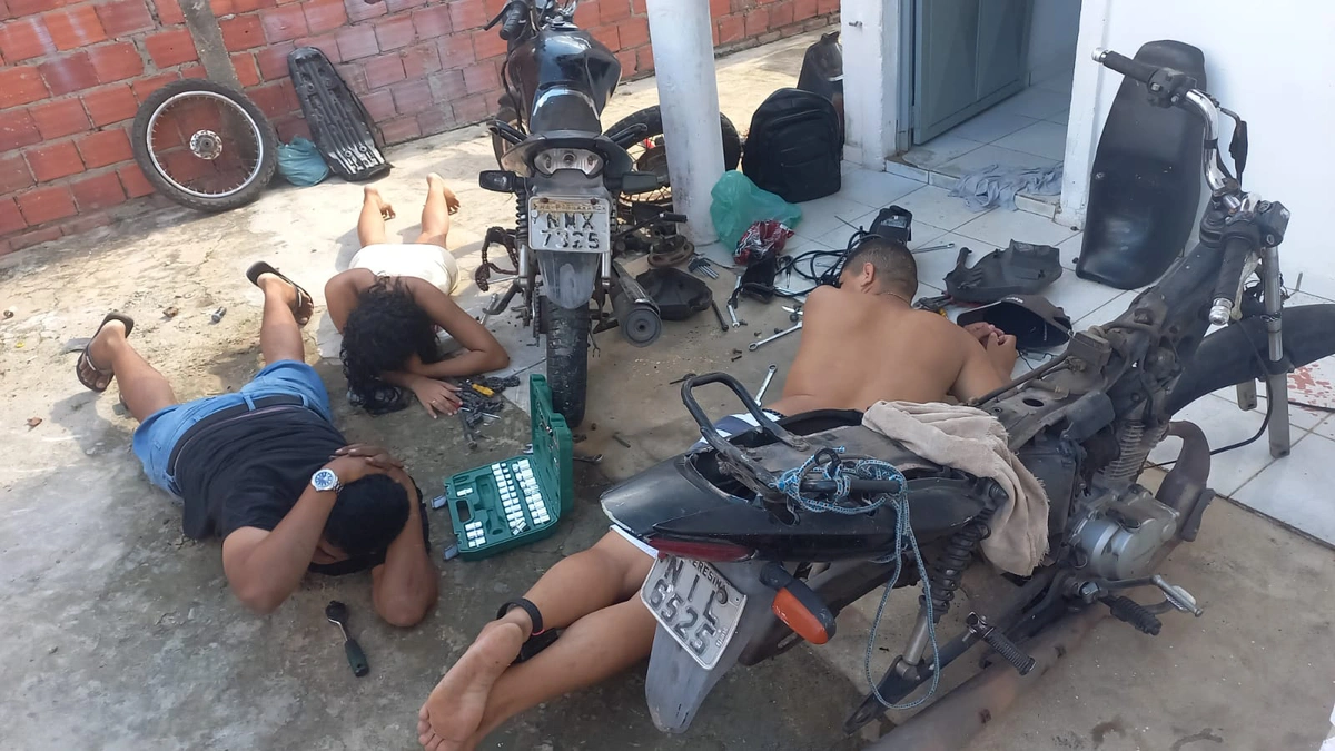 Os agentes entraram no imóvel, apreenderam os veículos e conduziram os homens