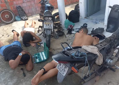 Os agentes entraram no imóvel, apreenderam os veículos e conduziram os homens