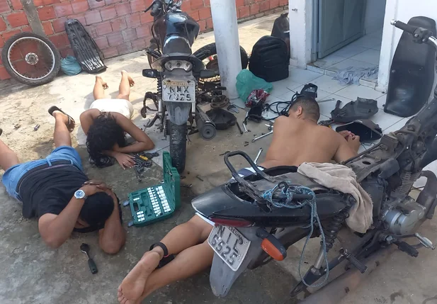 Os agentes entraram no imóvel, apreenderam os veículos e conduziram os homens
