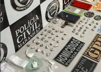 Os policiais encontraram porções de cocaína e maconha, dinheiro em espécie, celulares, entre outros