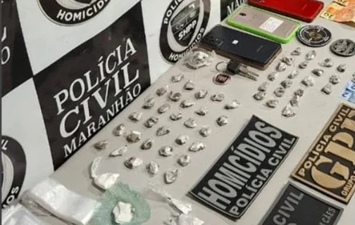 Os policiais encontraram porções de cocaína e maconha, dinheiro em espécie, celulares, entre outros